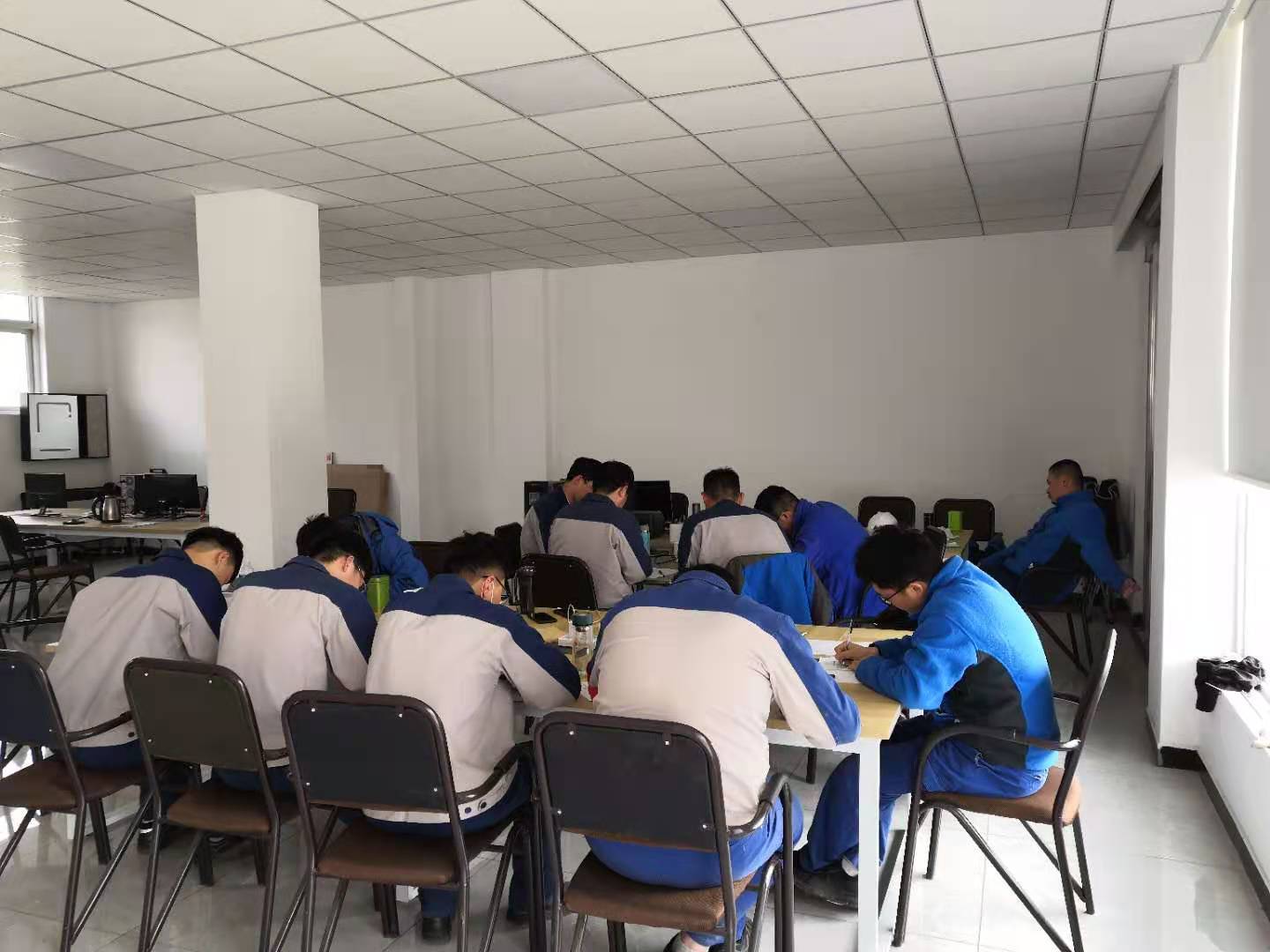 強(qiáng)化專(zhuān)業(yè)培訓(xùn) 錘煉技術(shù)本領(lǐng)——安彩高科開(kāi)展光伏系統(tǒng)專(zhuān)業(yè)技術(shù)培訓(xùn)