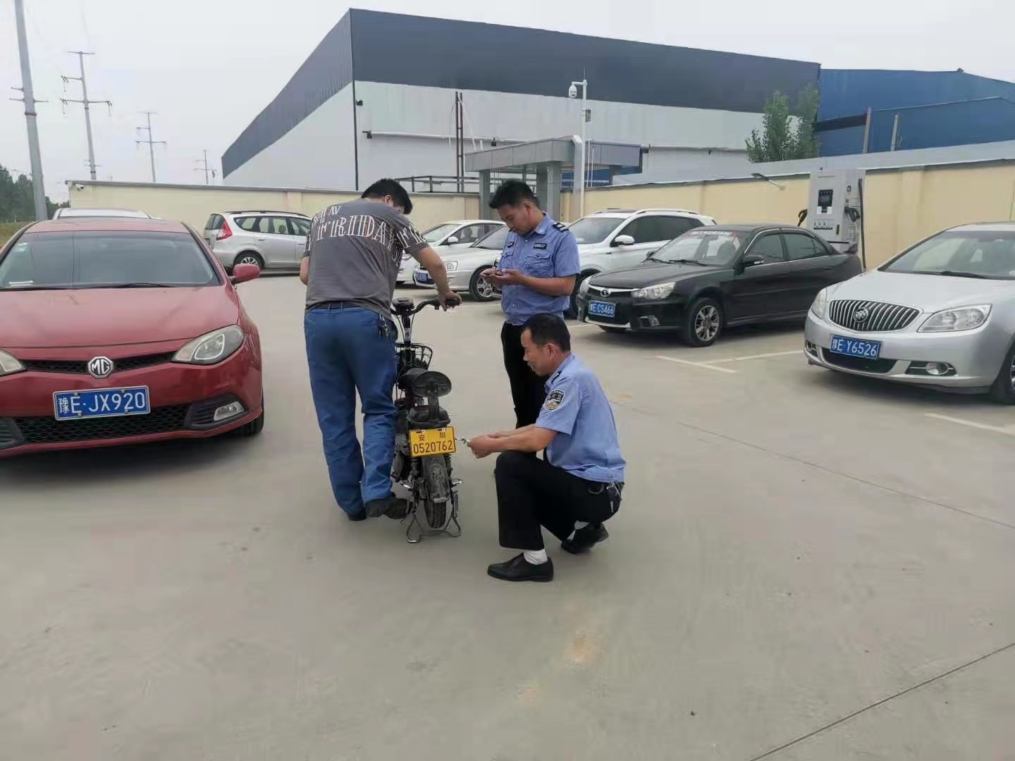 我為群眾辦實(shí)事︱太貼心了！公司門口就可以辦理電動(dòng)車上牌