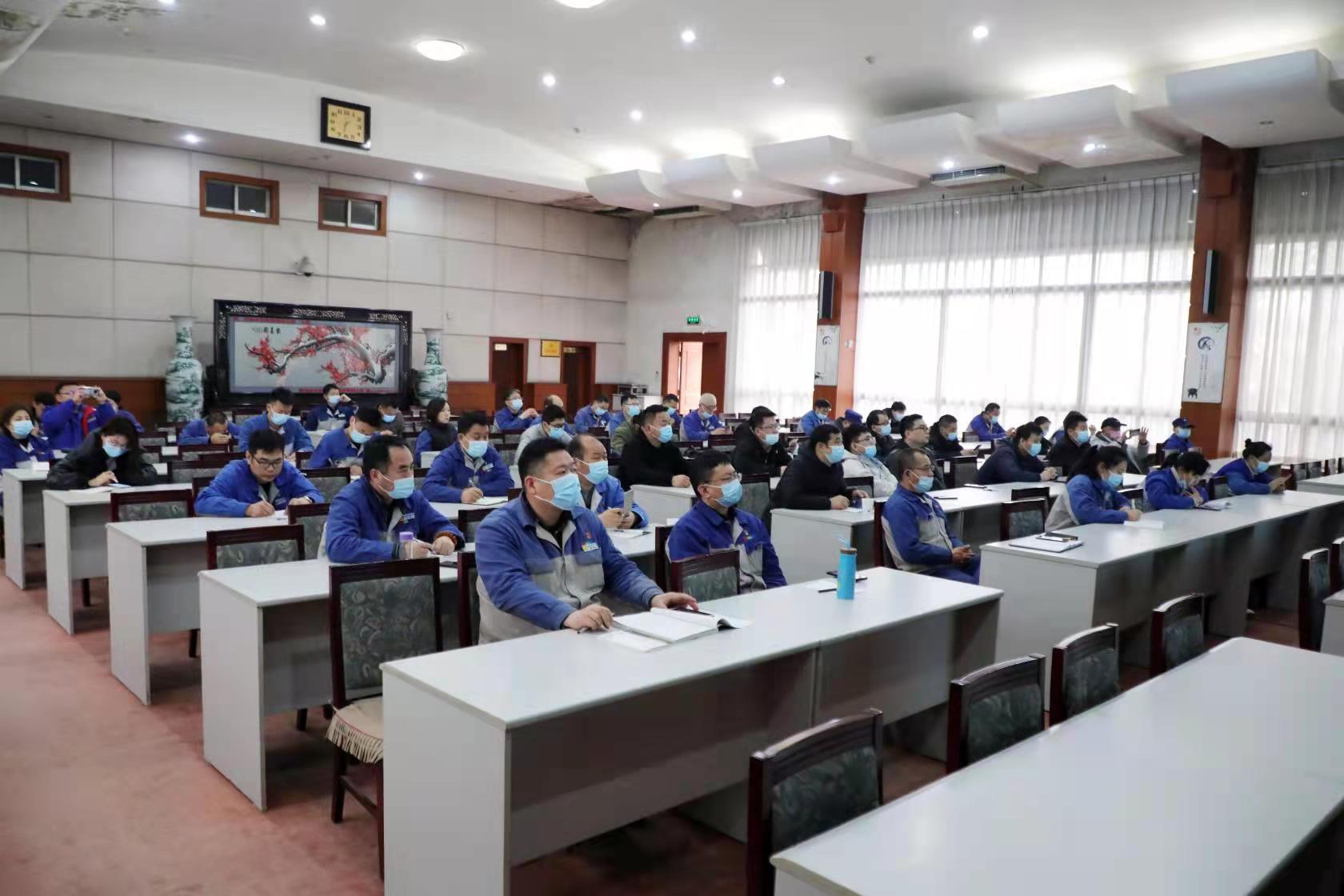 強(qiáng)化專(zhuān)業(yè)培訓(xùn) 錘煉技術(shù)本領(lǐng)——安彩高科開(kāi)展光伏系統(tǒng)專(zhuān)業(yè)技術(shù)培訓(xùn)