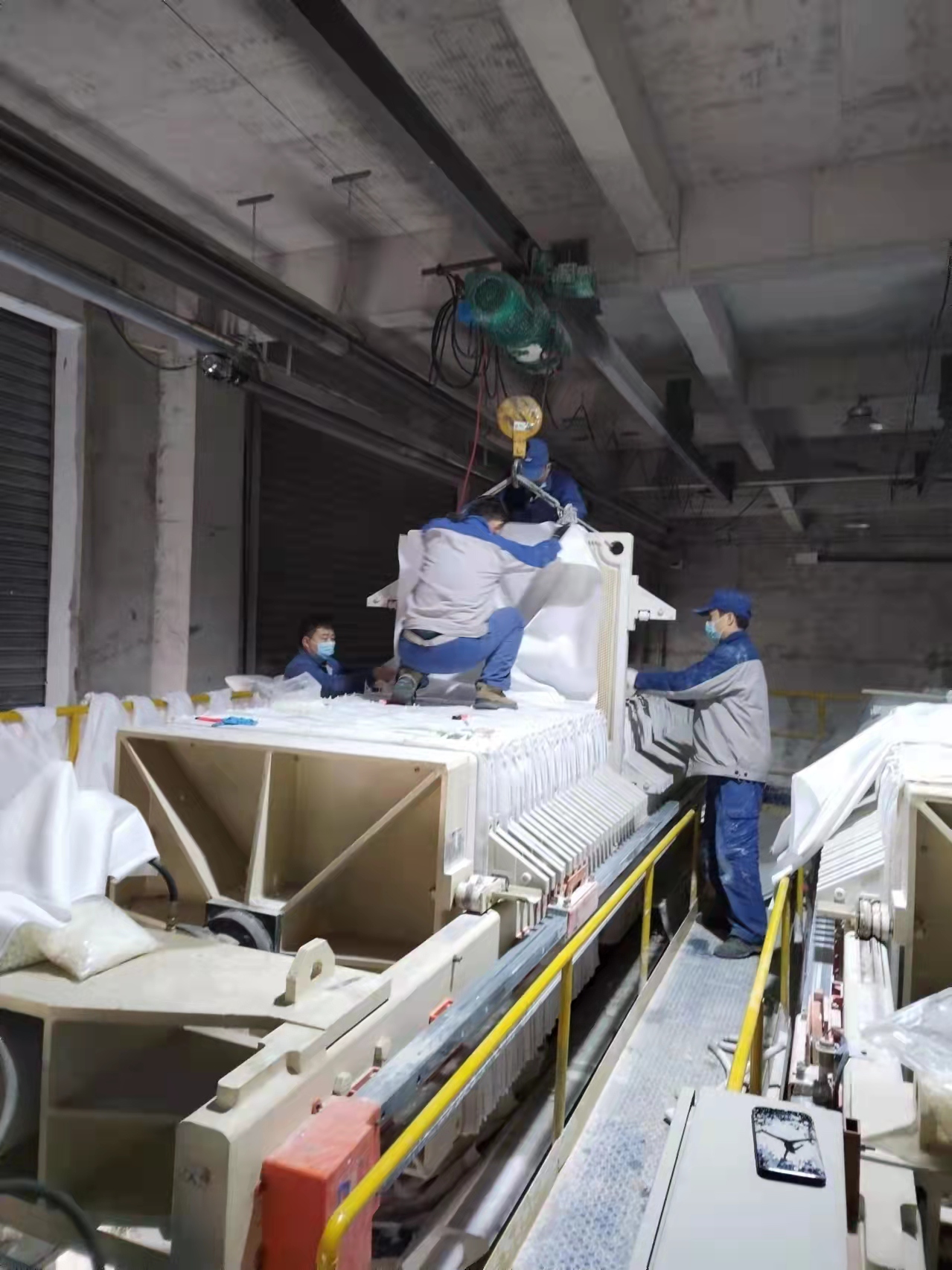 光伏新材料：春寒料峭斗志昂，爭(zhēng)分奪秒換布忙