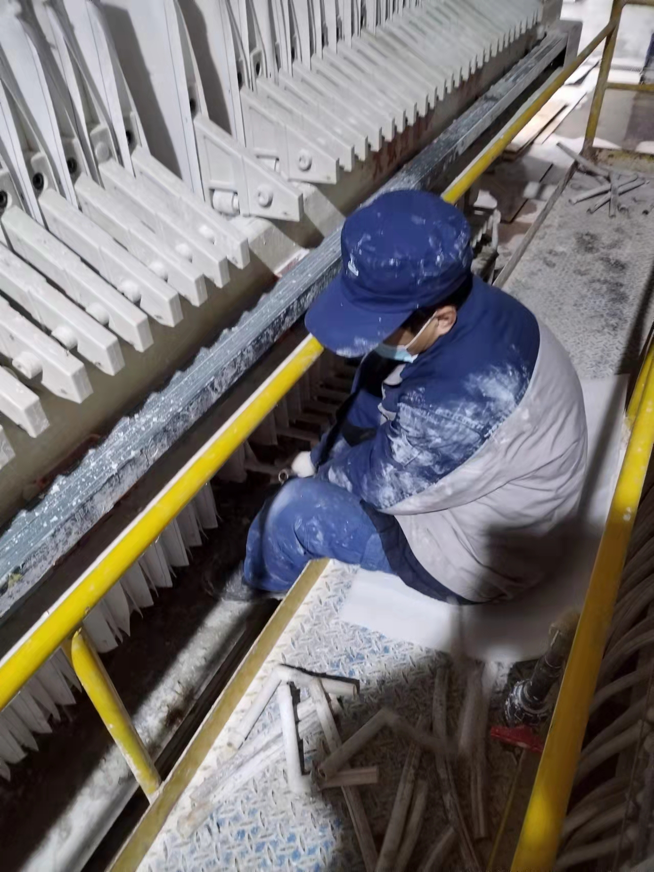 光伏新材料：春寒料峭斗志昂，爭(zhēng)分奪秒換布忙